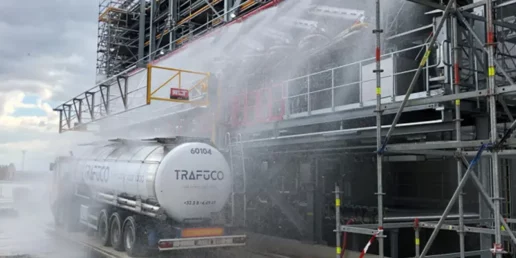 schuimsproeier-in-een-industriele-omgeving